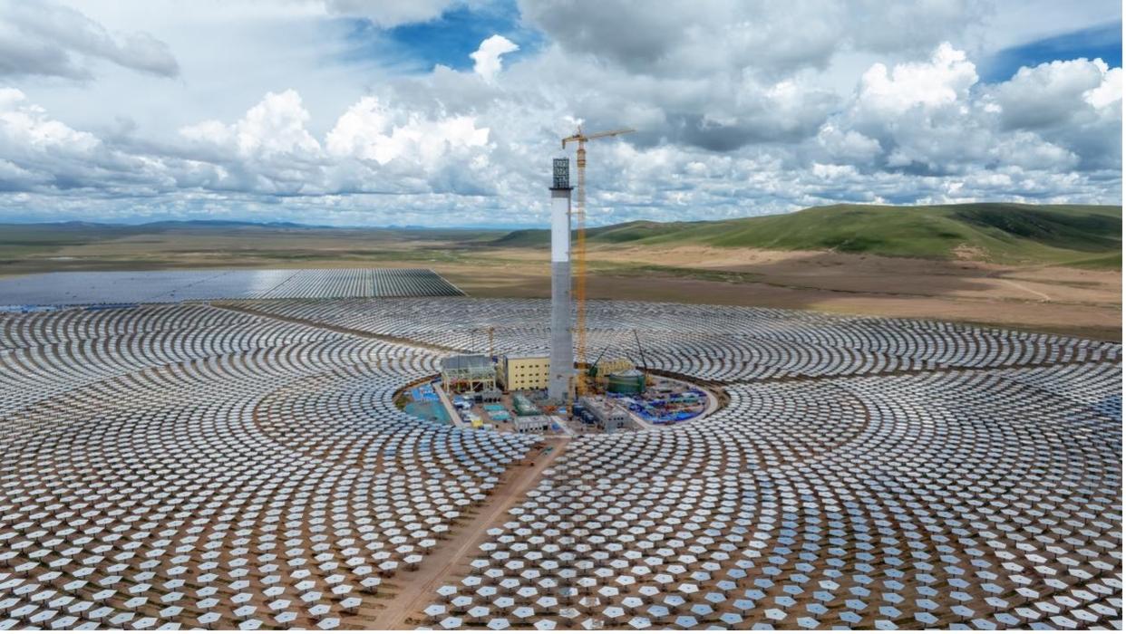 西藏开投安多县土硕100MW光热＋800MW光伏一体化项目的光热部分建设现场。黄锐 摄