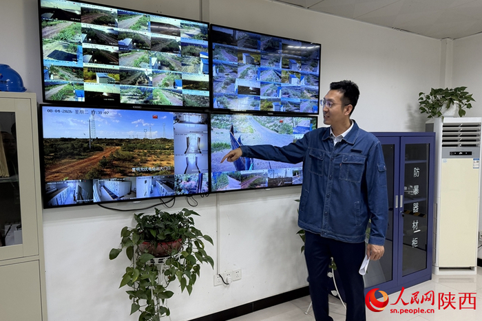杨瑞在中控屏幕前介绍电站基本情况。人民网记者 邹星摄